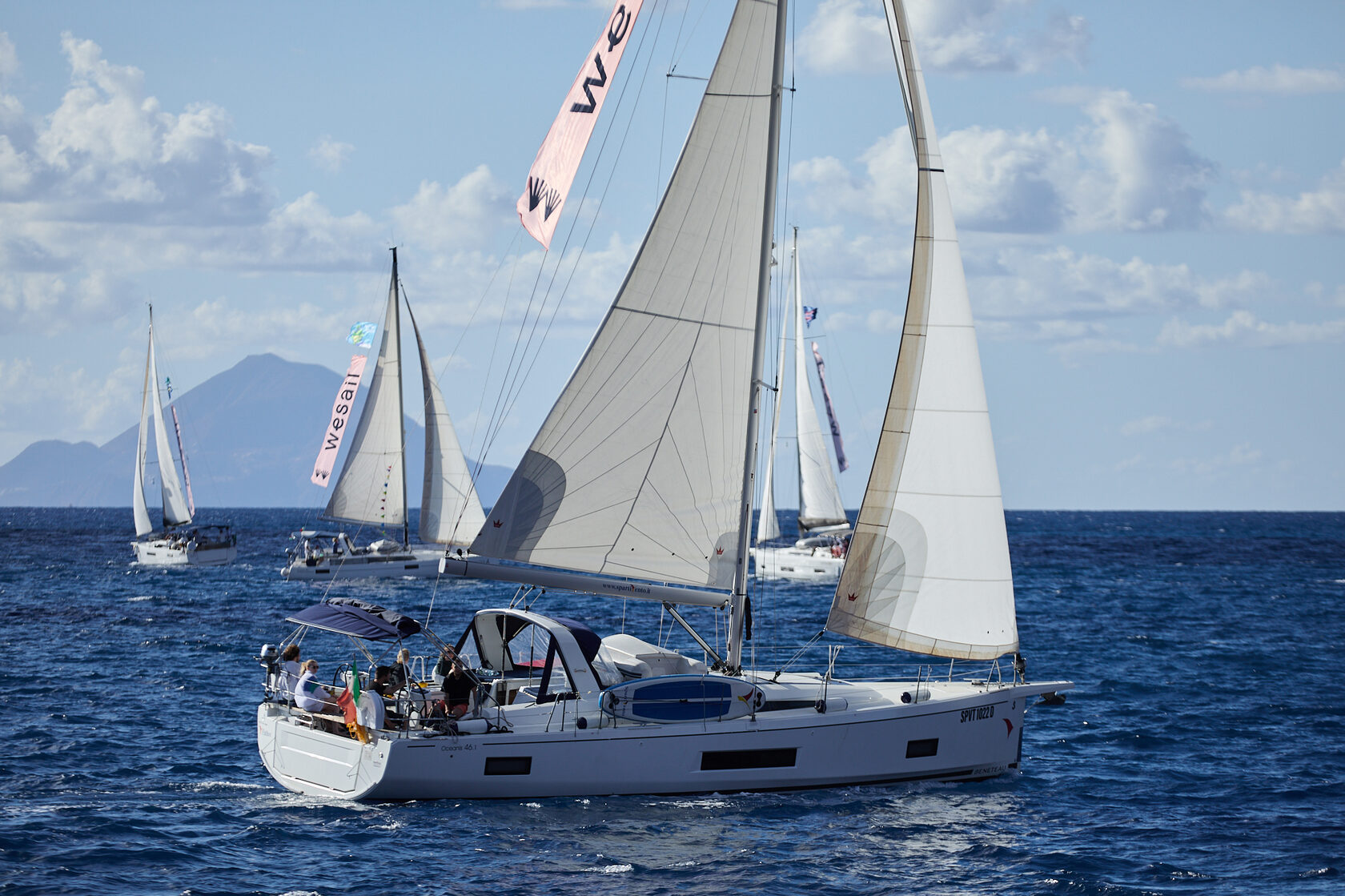 Флотилия яхт WeSail под парусом
