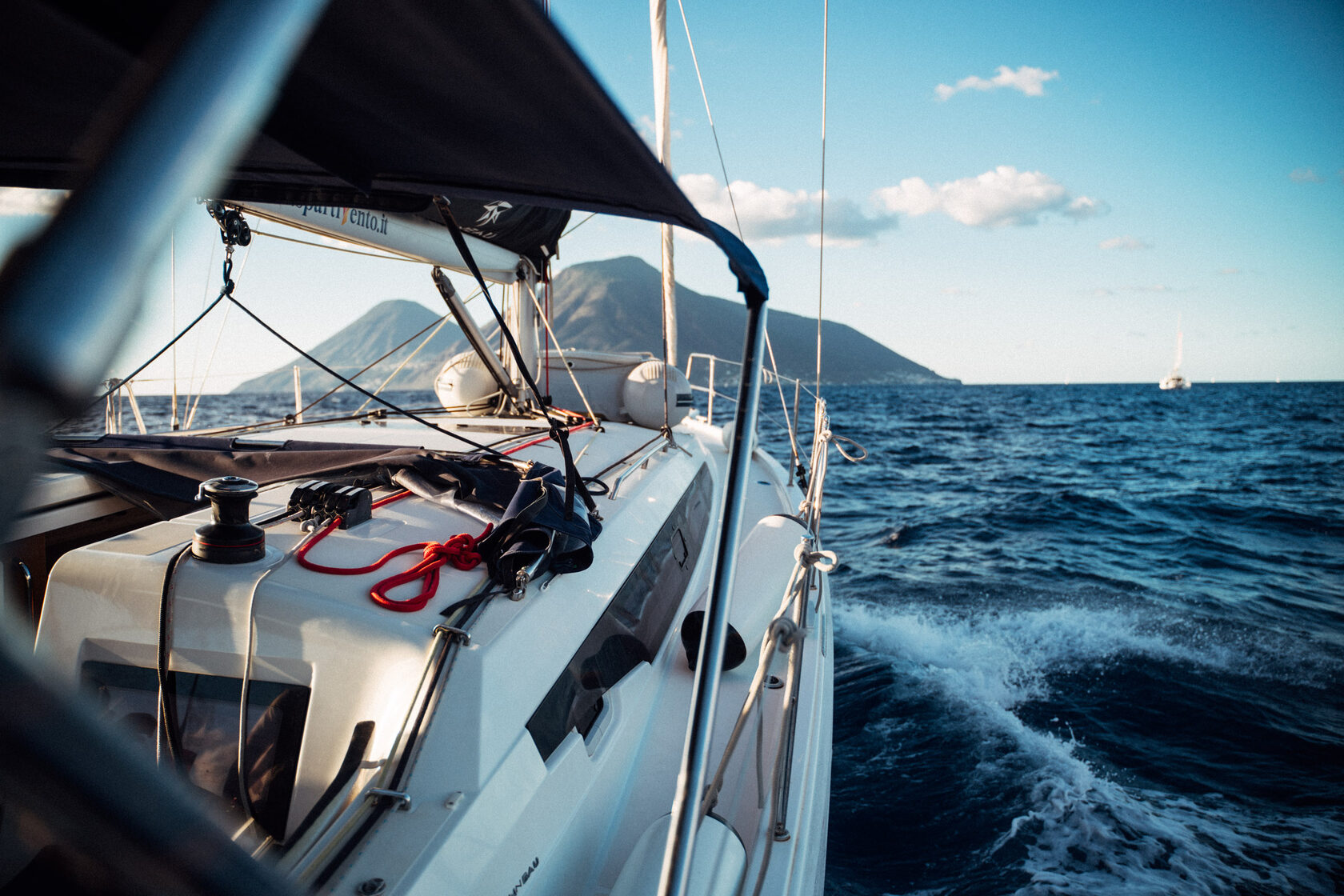 Катамаран WeSail на стоянке